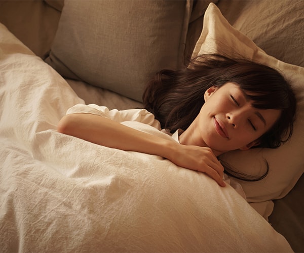 腕を上げて寝る 手を上げて寝ると得られる究極の睡眠効果がスゴすぎる