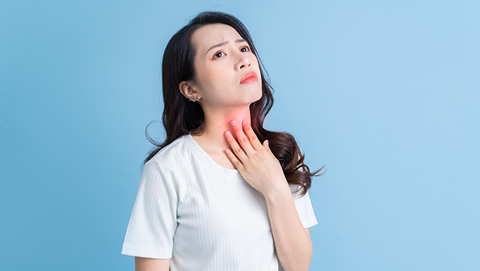 のどの痛みを感じたら：原因別の対処法と予防法 | サワイ健康推進課